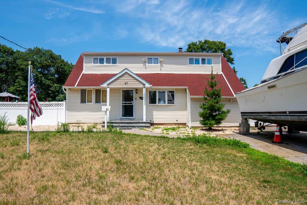 Photo of 27 W Lakeland Street, Bay Shore, NY 11706 (MLS # 1028145)