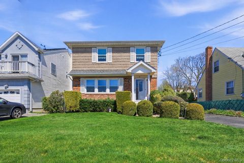 Photo of 150 Hughes Place, Albertson, NY 11507 (MLS # 984394)