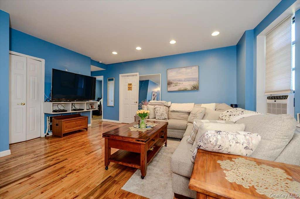 Photo of 25 W Broadway #417, Long Beach, NY 11561 (MLS # 1035101)