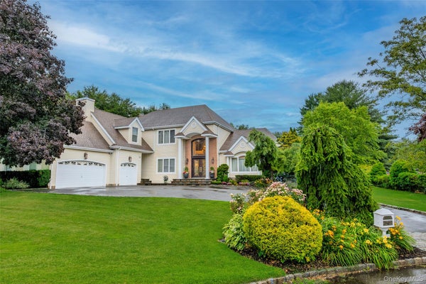 56 SAGE HOLLOW CT, DIX HILLS, NY 11746 - Image e5efa202bb087620ca8848323cafe5aa/2644695399