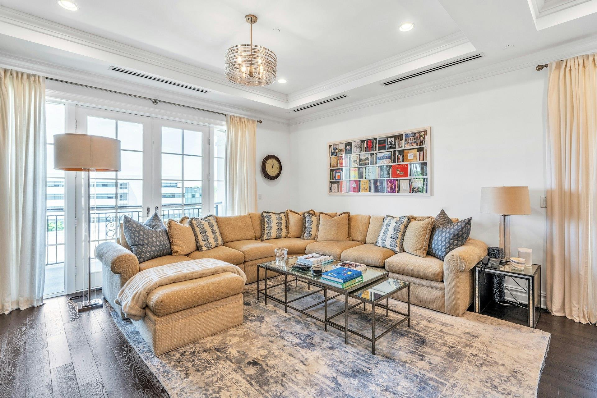 6000 Royal Court 6207