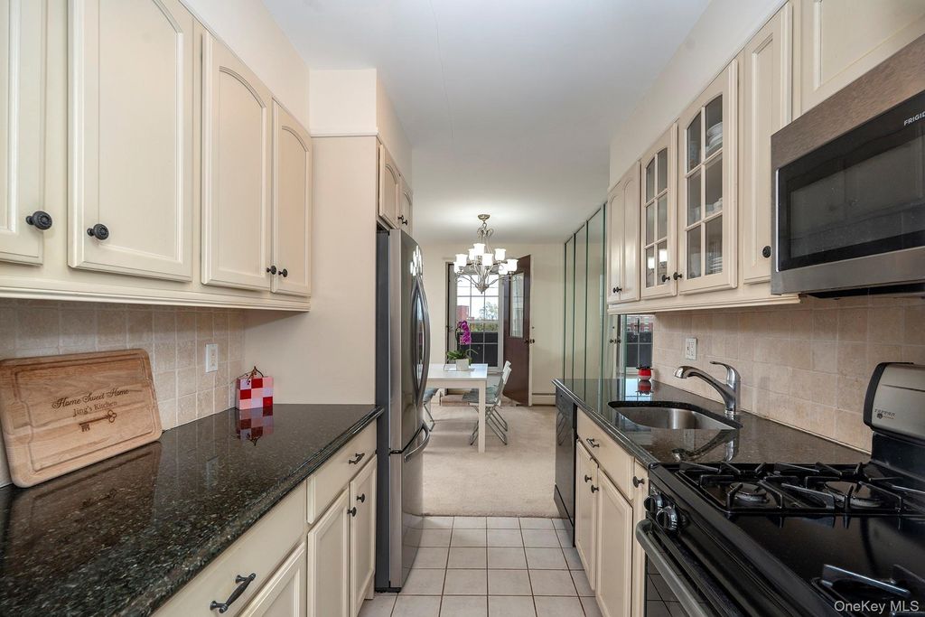 Photo of 135 Post Avenue #5A, Westbury, NY 11590 (MLS # 998992)