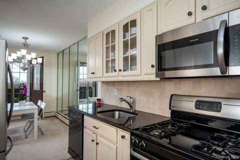 Photo of 135 Post Avenue #5A, Westbury, NY 11590 (MLS # 998992)