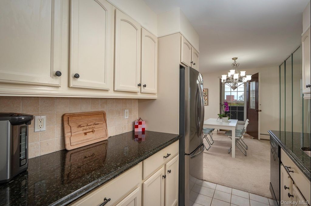 Photo of 135 Post Avenue #5A, Westbury, NY 11590 (MLS # 998992)