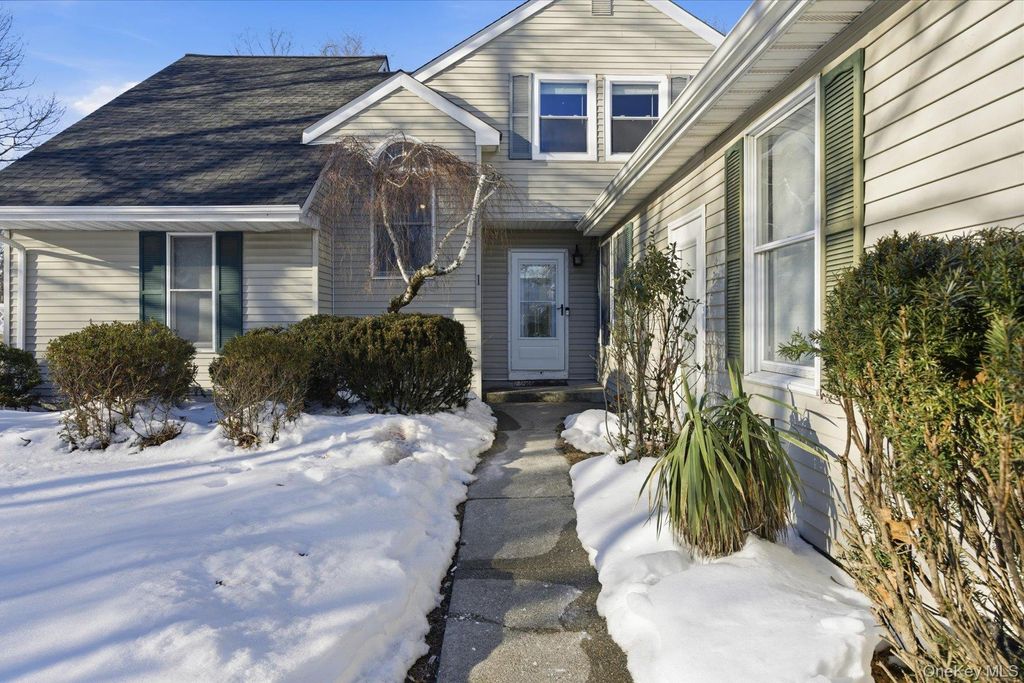 Photo of 1 Northumberland Drive, Shoreham, NY 11786 (MLS # 962101)