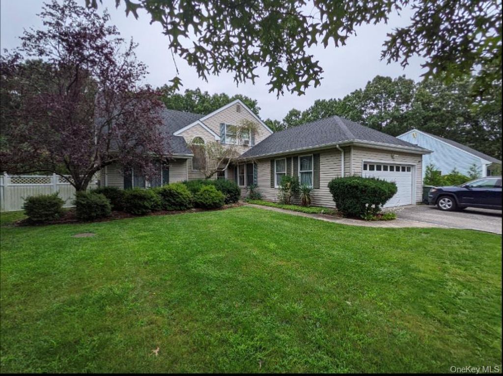 Photo of 1 Northumberland Drive, Shoreham, NY 11786 (MLS # 962101)