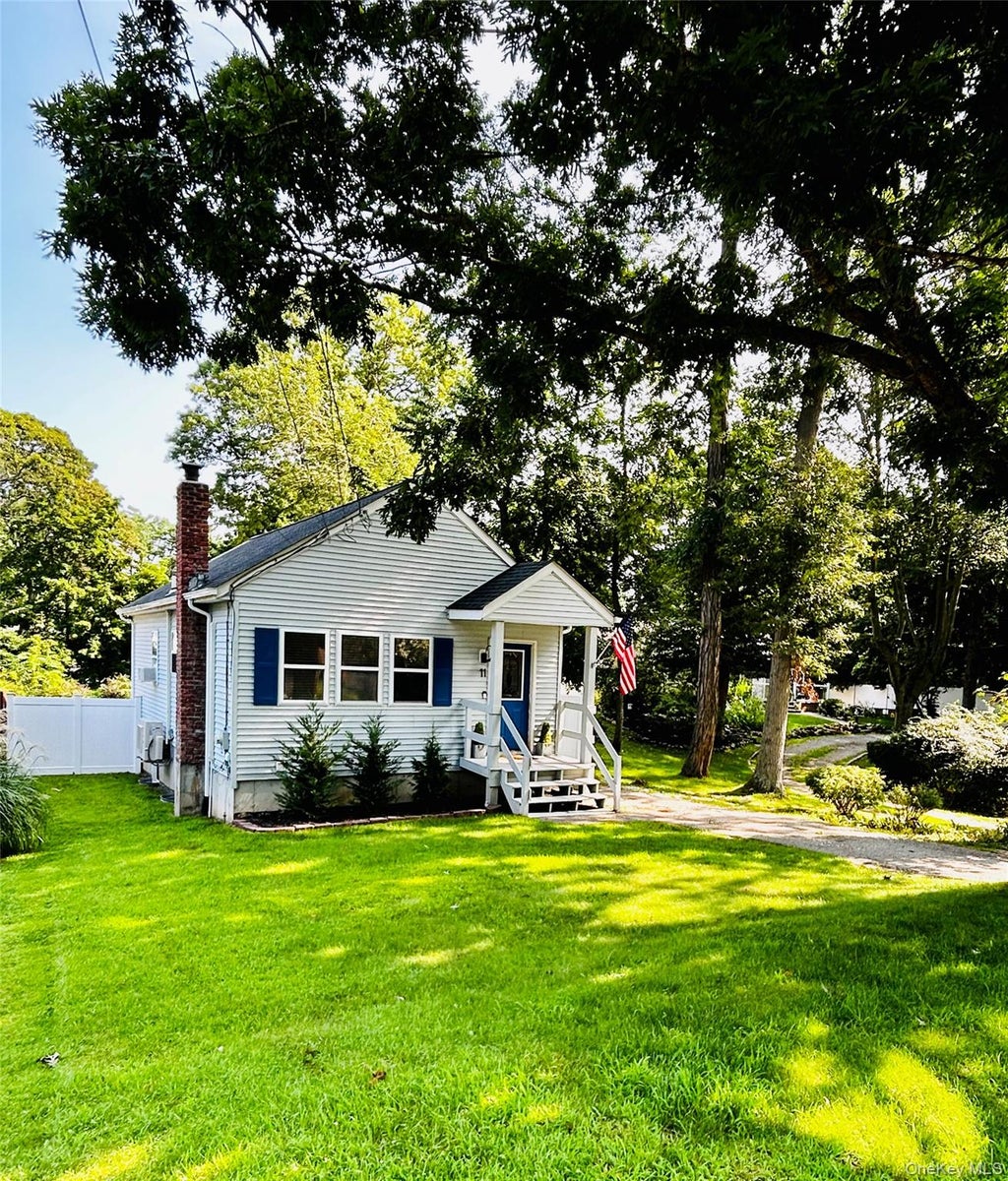 Photo of 11 Huntington Road, Sound Beach, NY 11789 (MLS # 1036901)