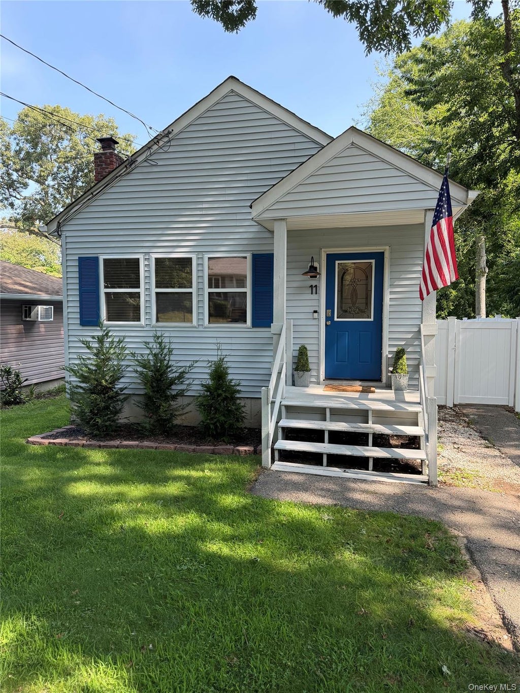 Photo of 11 Huntington Road, Sound Beach, NY 11789 (MLS # 1036901)