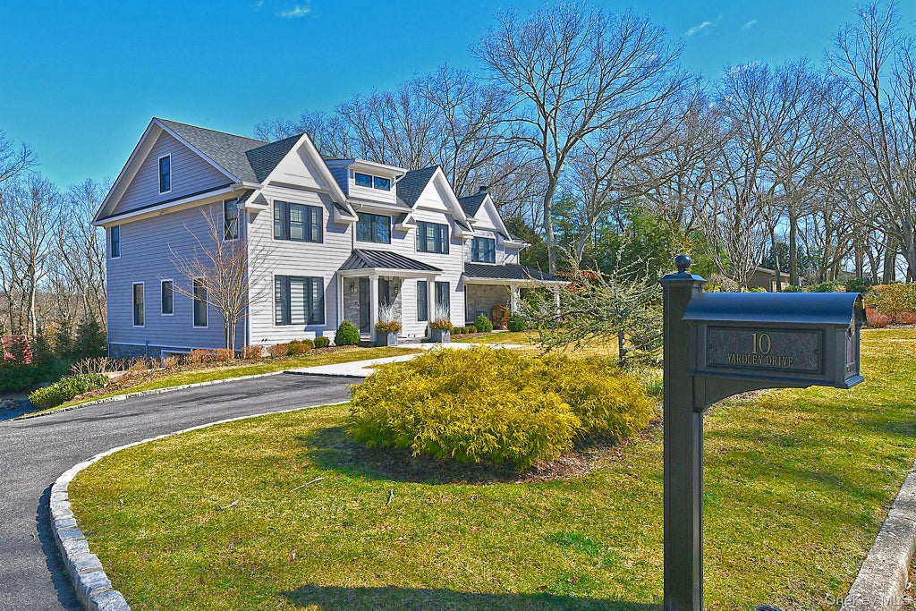 Photo of 10 Yardley Drive, Dix Hills, NY 11746 (MLS # 1052249)