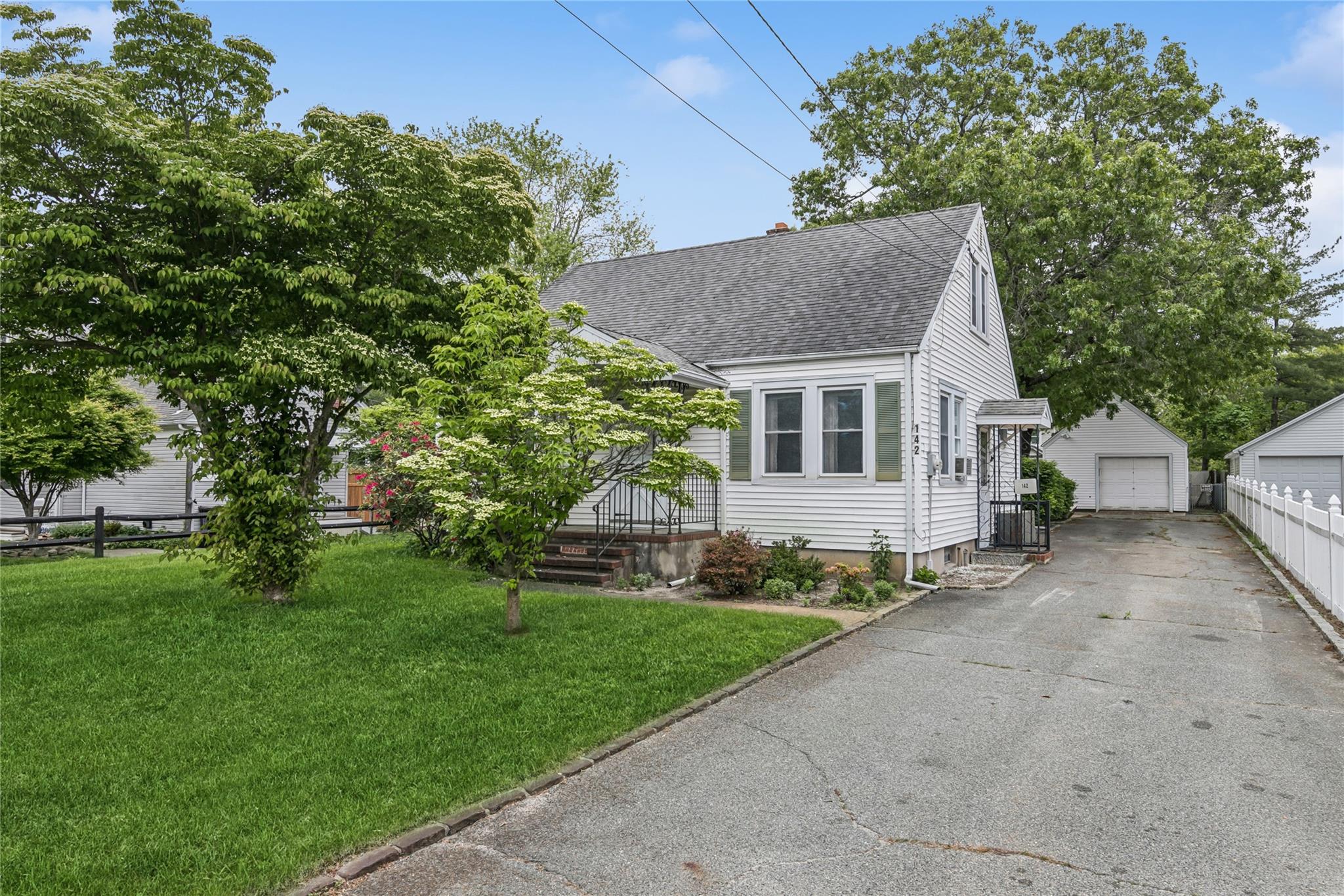 142 Woodhull Avenue, Riverhead, New York image 2