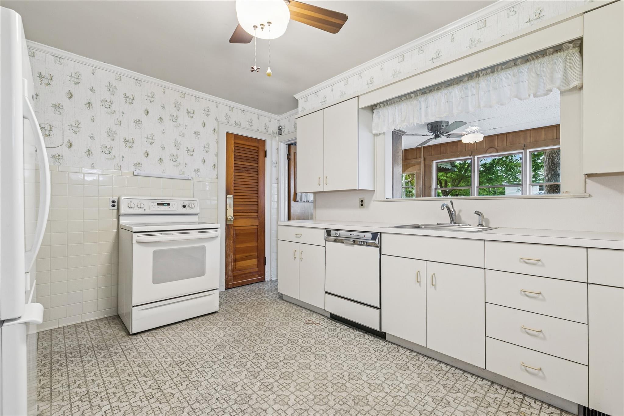 142 Woodhull Avenue, Riverhead, New York image 13