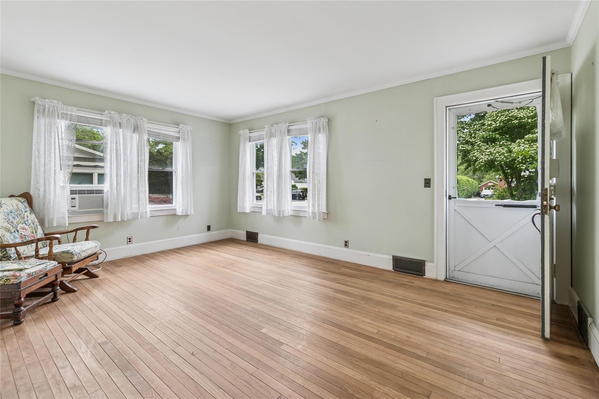 142 Woodhull Avenue, Riverhead, New York image 4