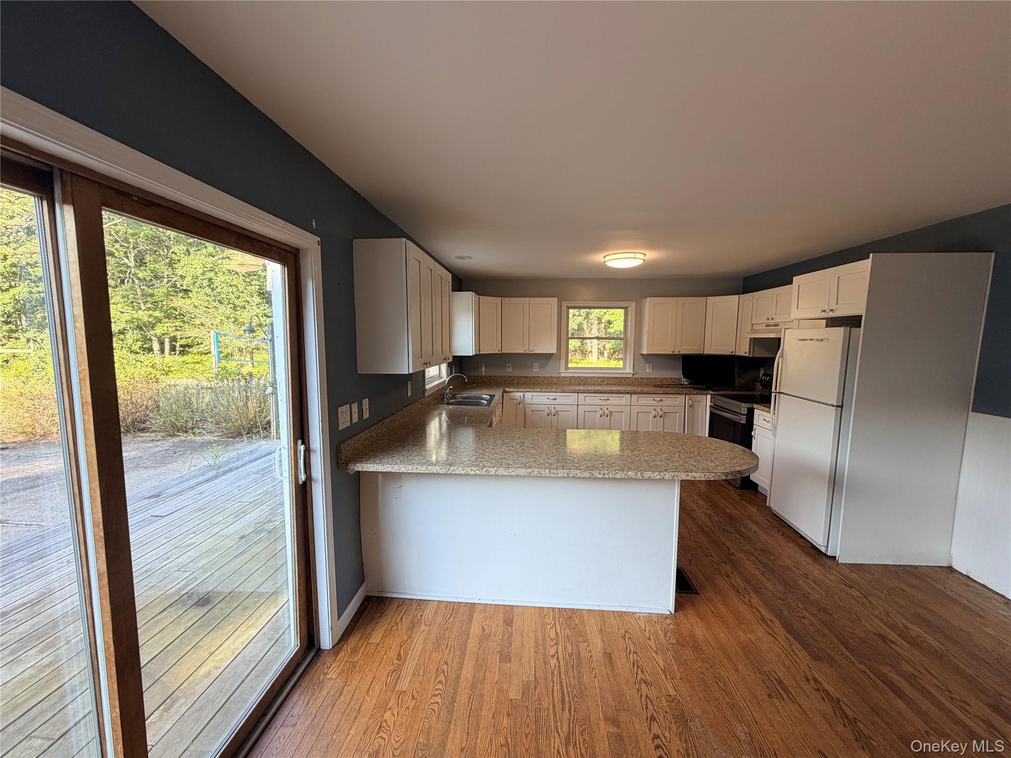 484 N Magee Street - Photo 2
