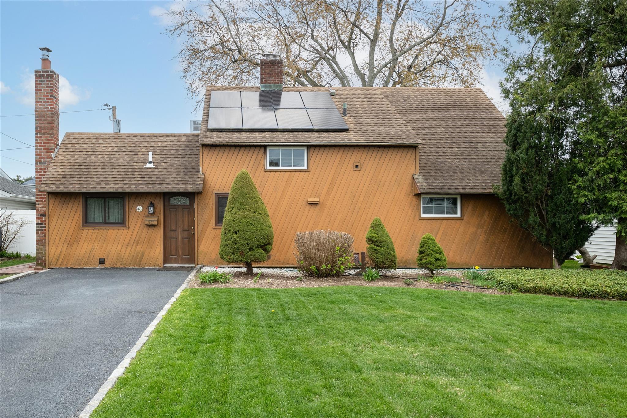17 Plant Lane, Westbury, New York image 1