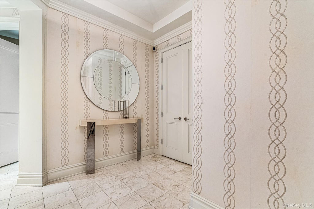 Photo of 2000 Royal Court #2009, North Hills, NY 11040 (MLS # 1042837)