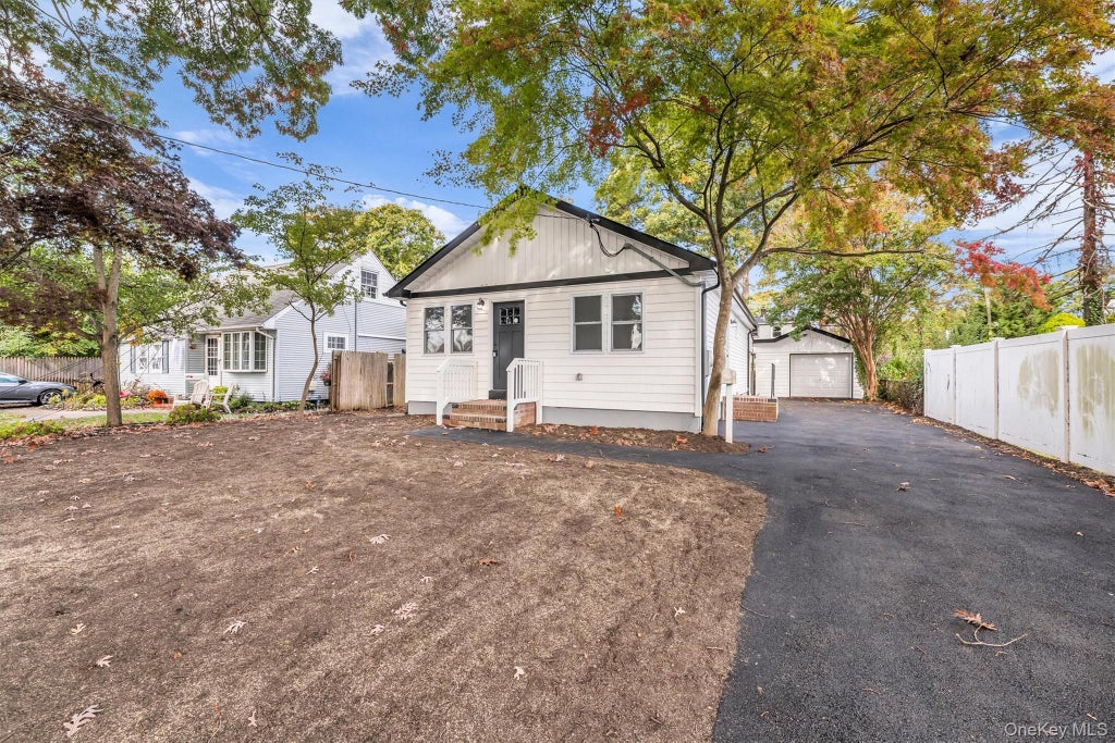 Photo of 11 W Hemlock Street, Islip, NY 11751 (MLS # 1066434)