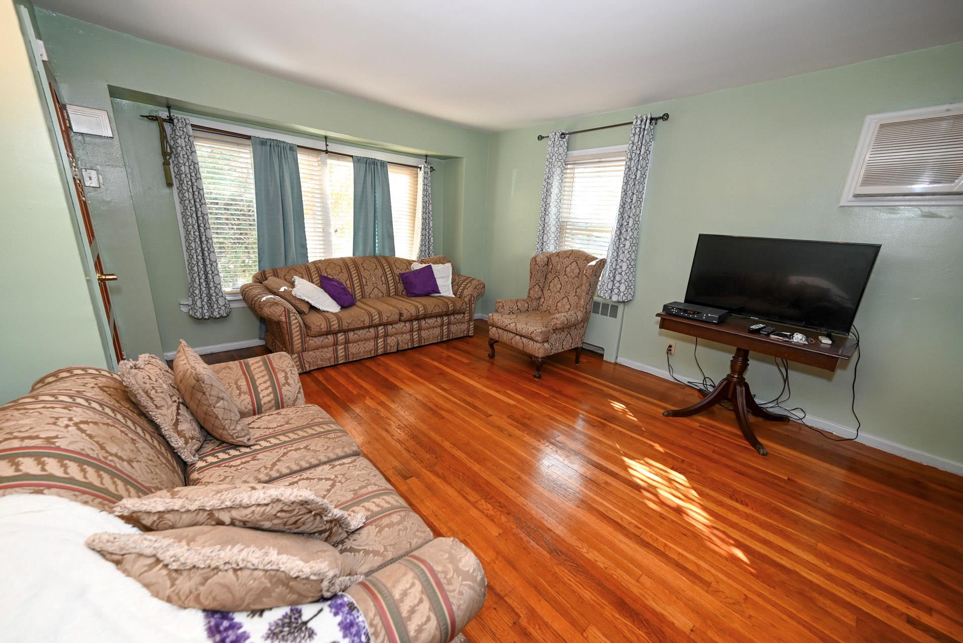 960 Holly Court, Franklin Square, New York image 4