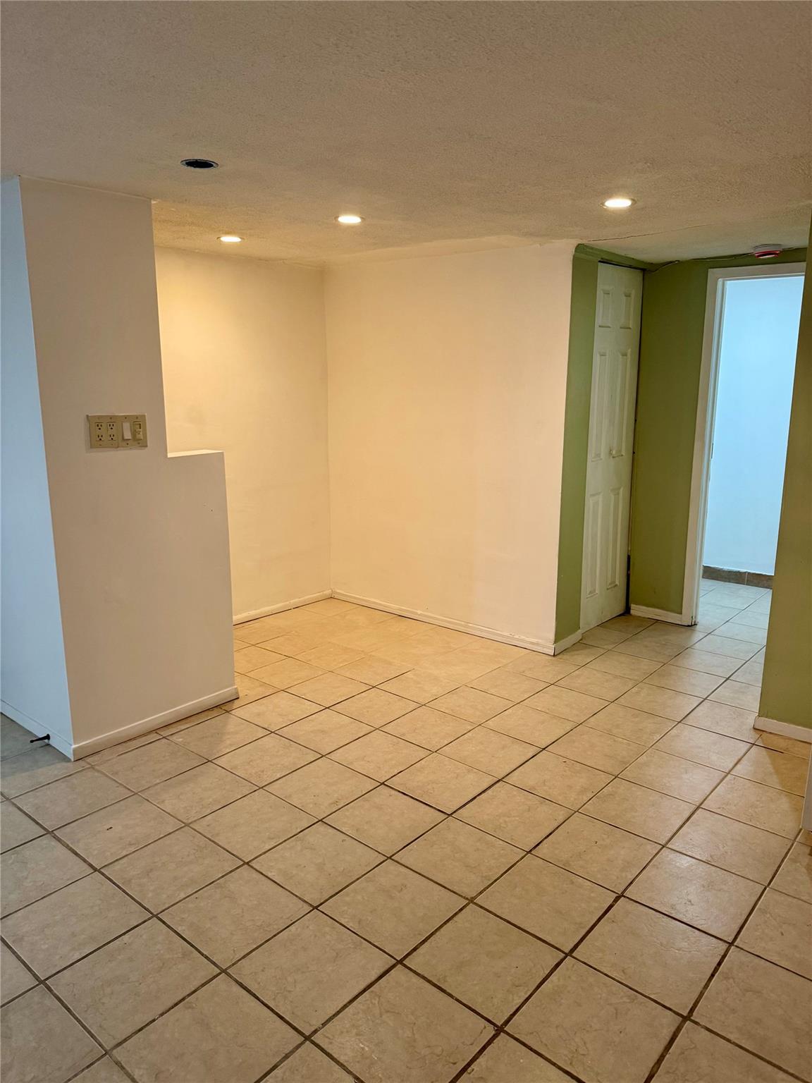 960 Holly Court, Franklin Square, New York image 25