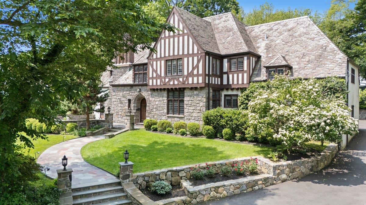 Photo 1 of 12 Douglas Court, Hampton Bays, NY, $1,150,000, Web #: 875041