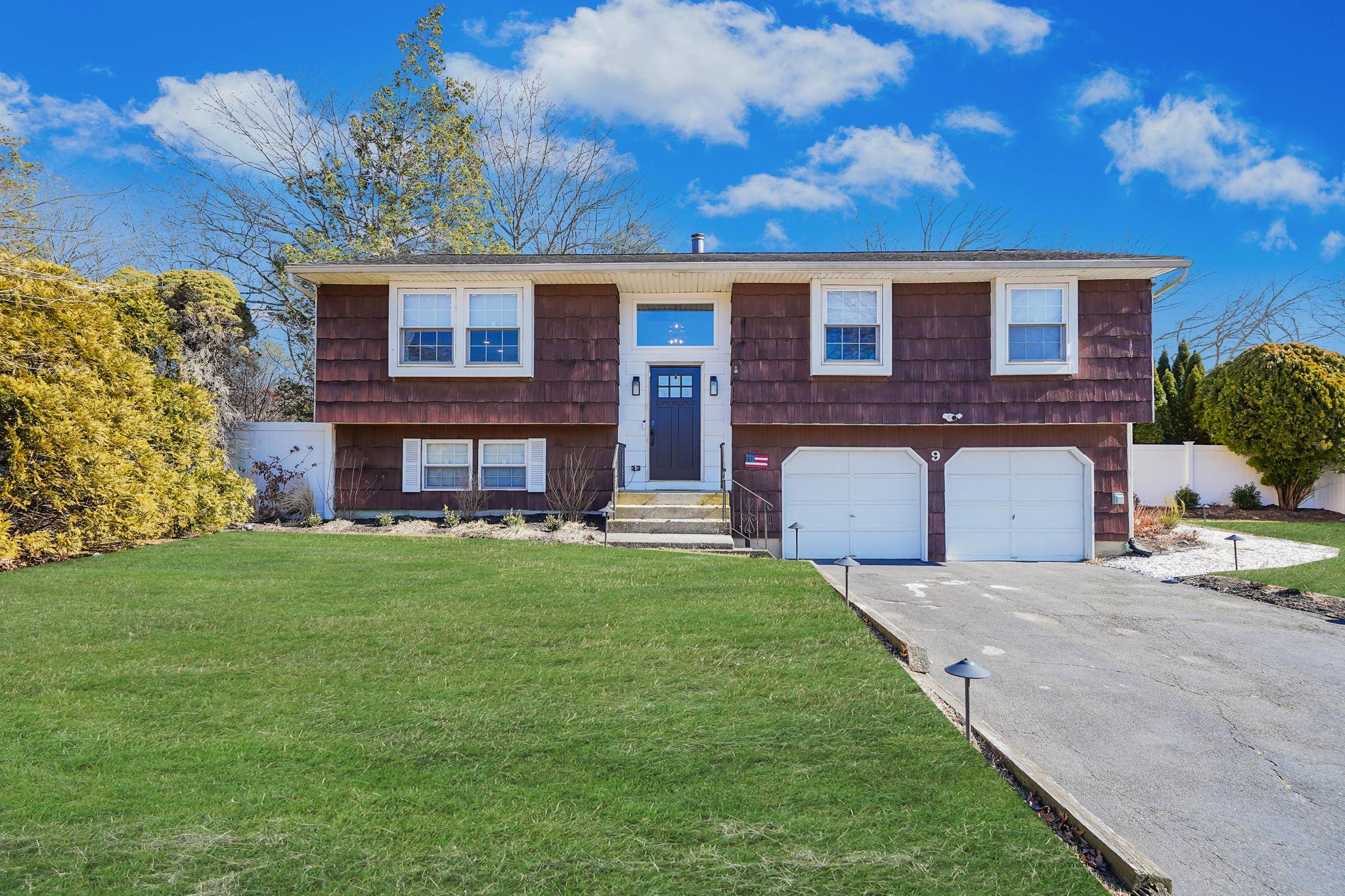 9 Sandy Hollow Lane, Ridge, New York image 1