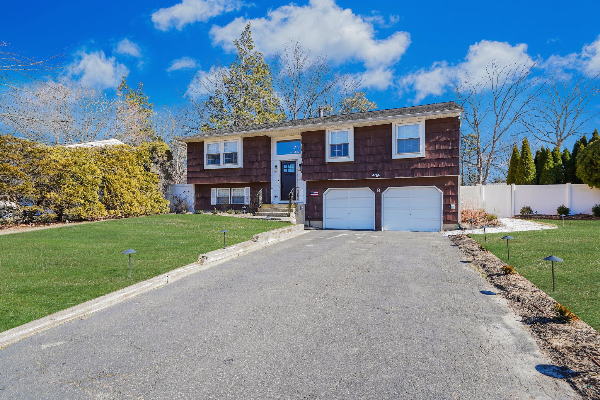 9 Sandy Hollow Lane, Ridge, New York image 2