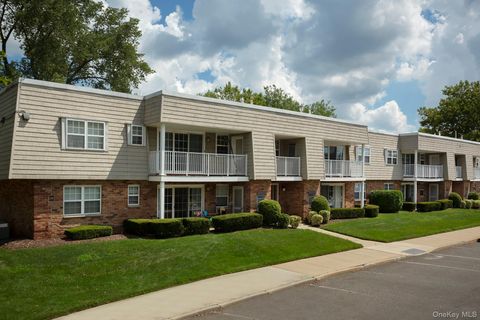 Apartment For Rent - 10 Westwood Drive #41<br/> Westbury, NY 11590