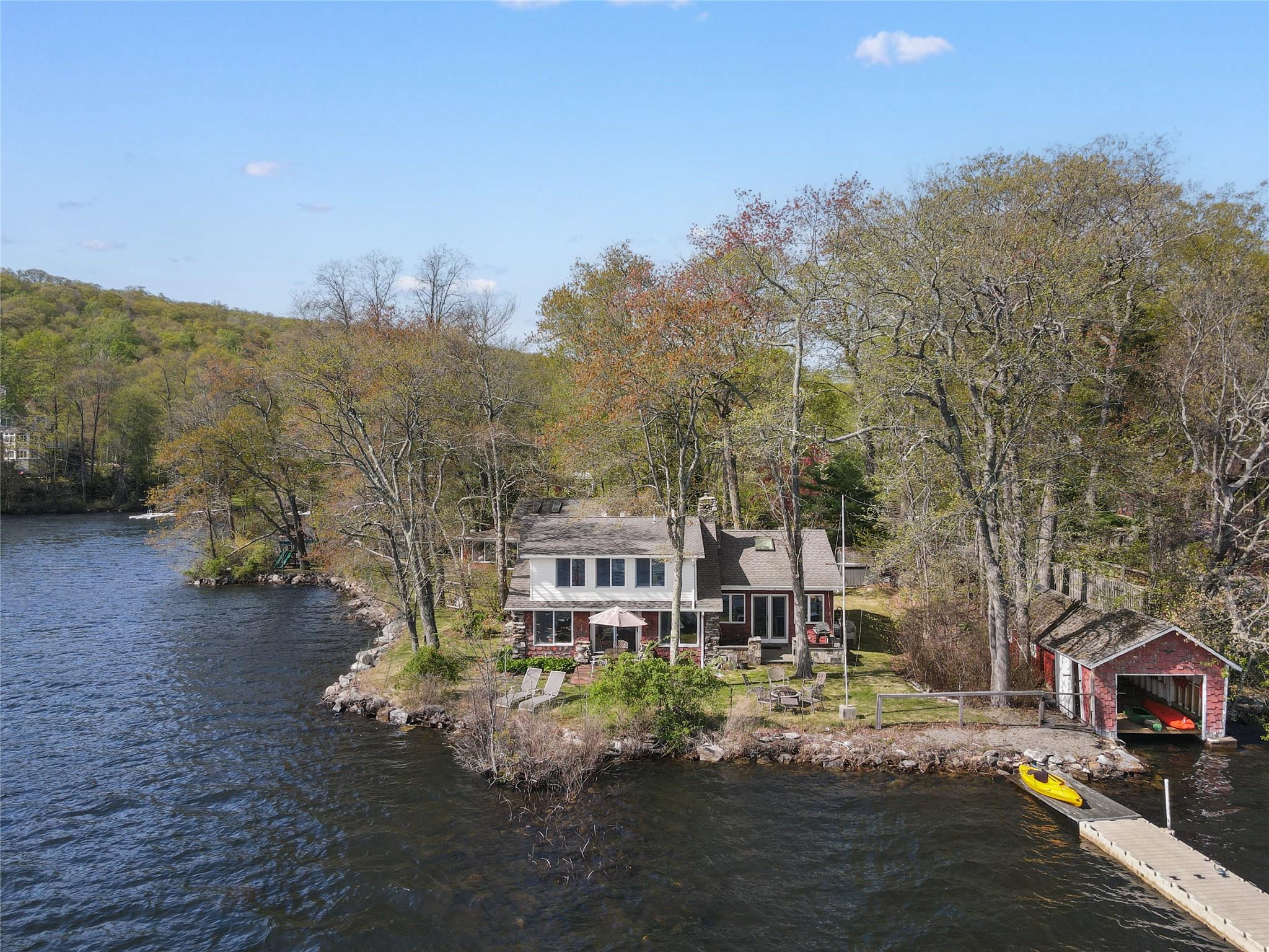 Clubhouse Road, Putnam Valley, New York - 4 Bedrooms  
4 Bathrooms  
11 Rooms - 