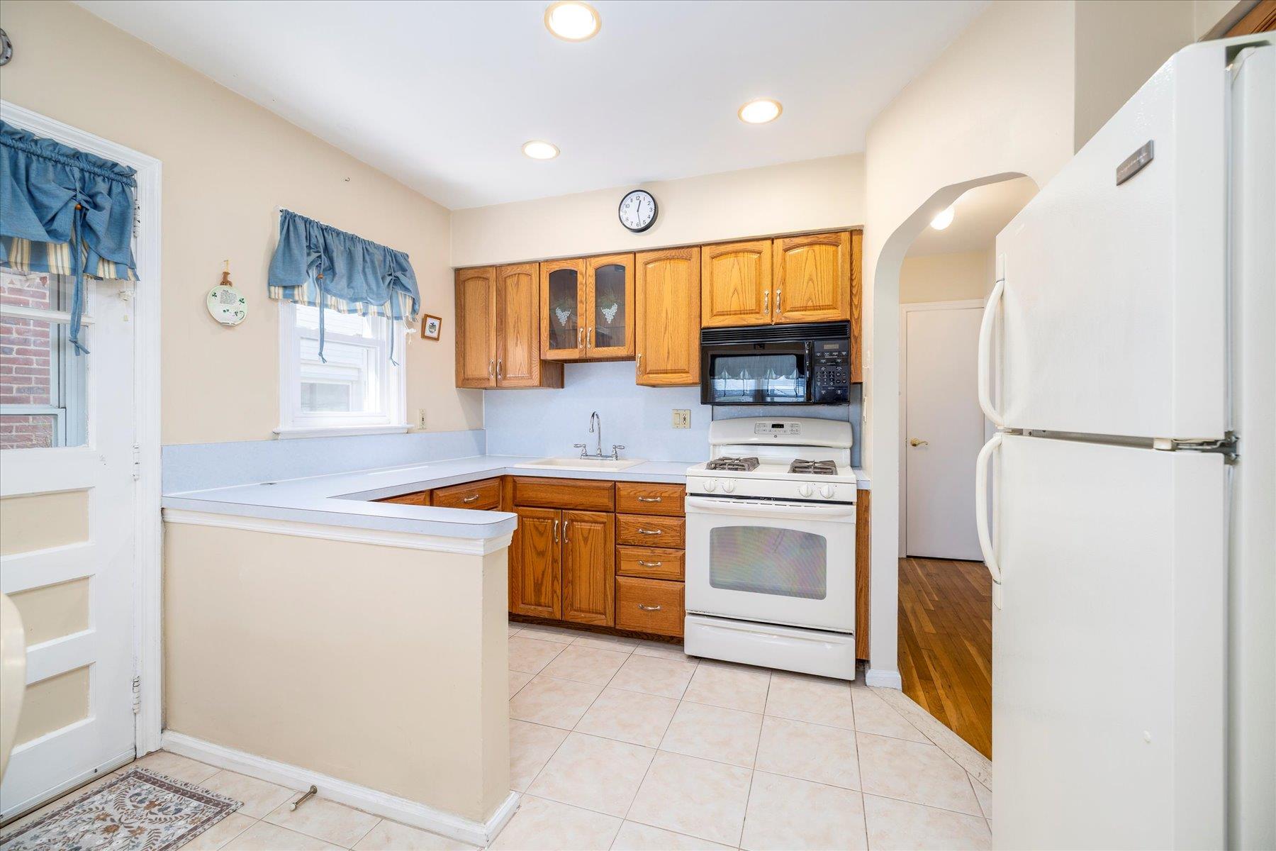 164 W Poplar Street, Floral Park, New York image 8