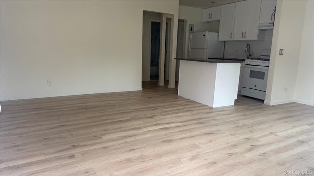 10 Colonial Drive 7