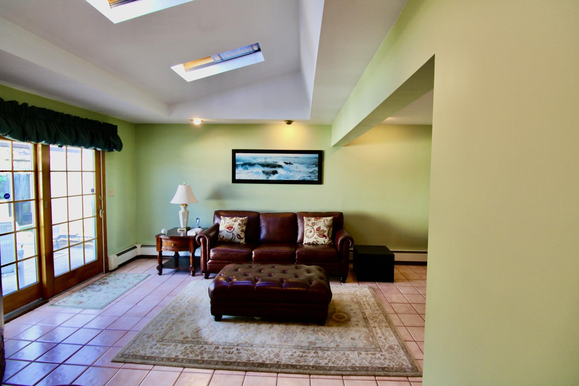 33 Farm Ln, Levittown, New York image 8