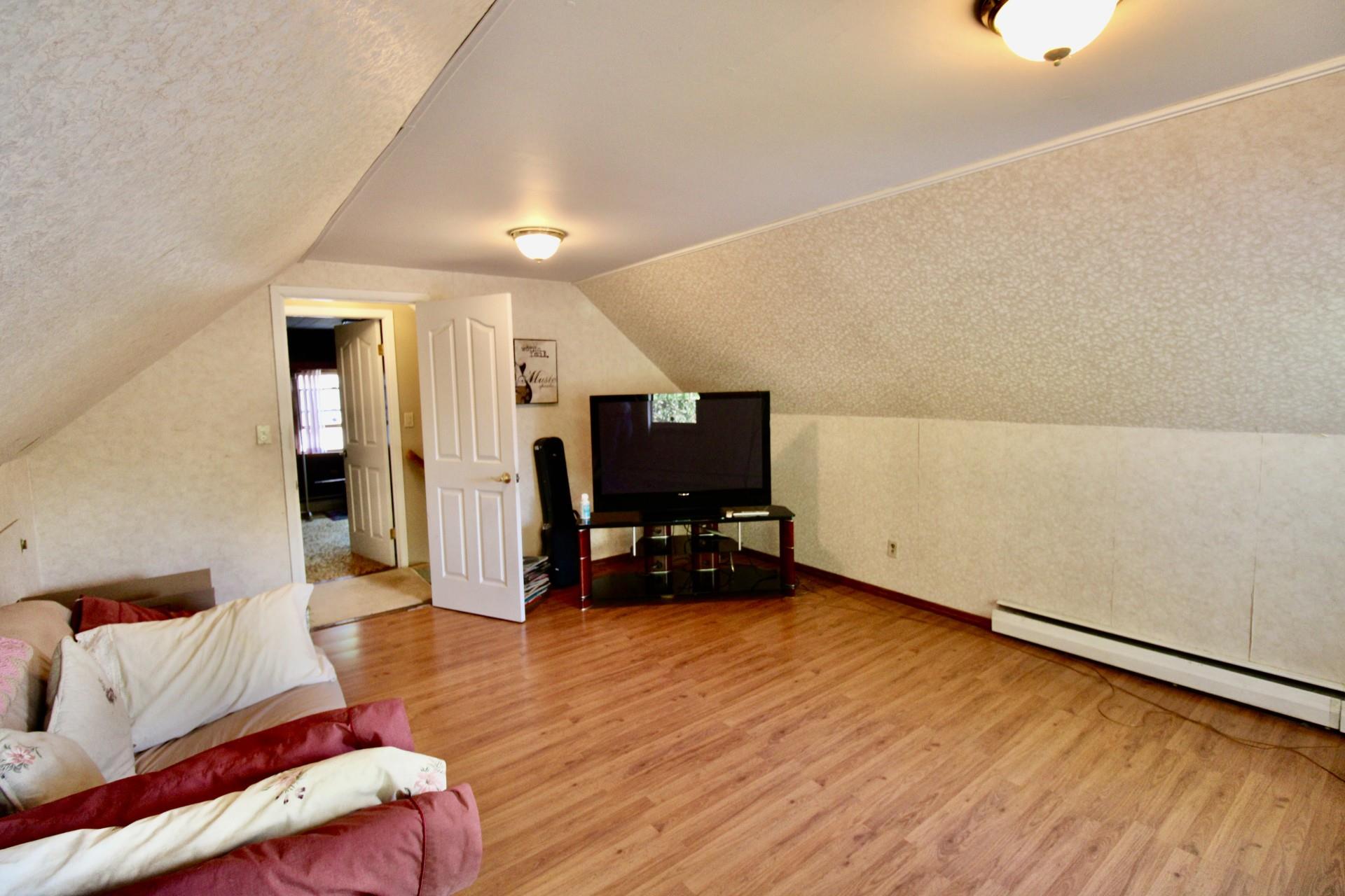 33 Farm Ln, Levittown, New York image 5
