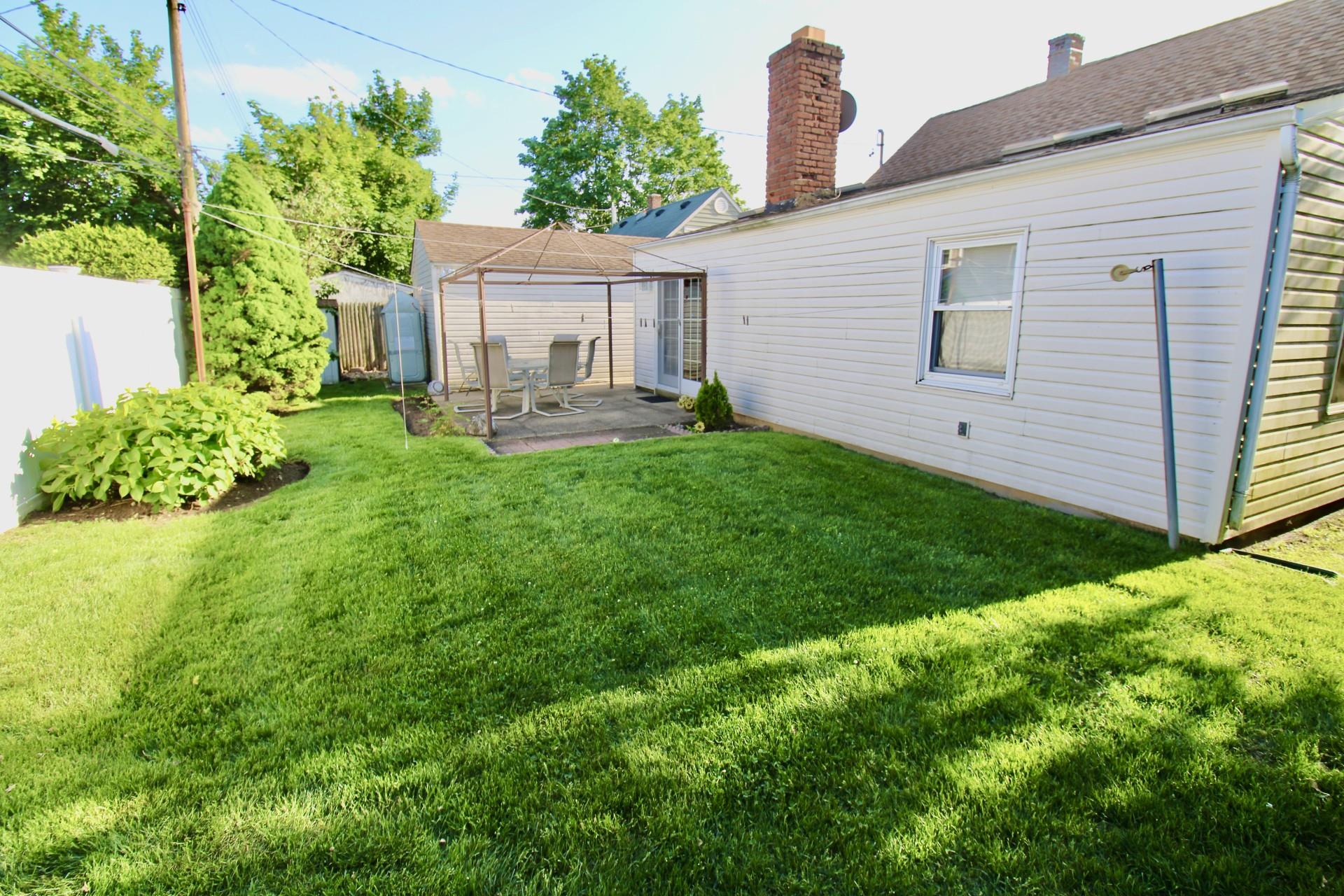 33 Farm Ln, Levittown, New York image 11