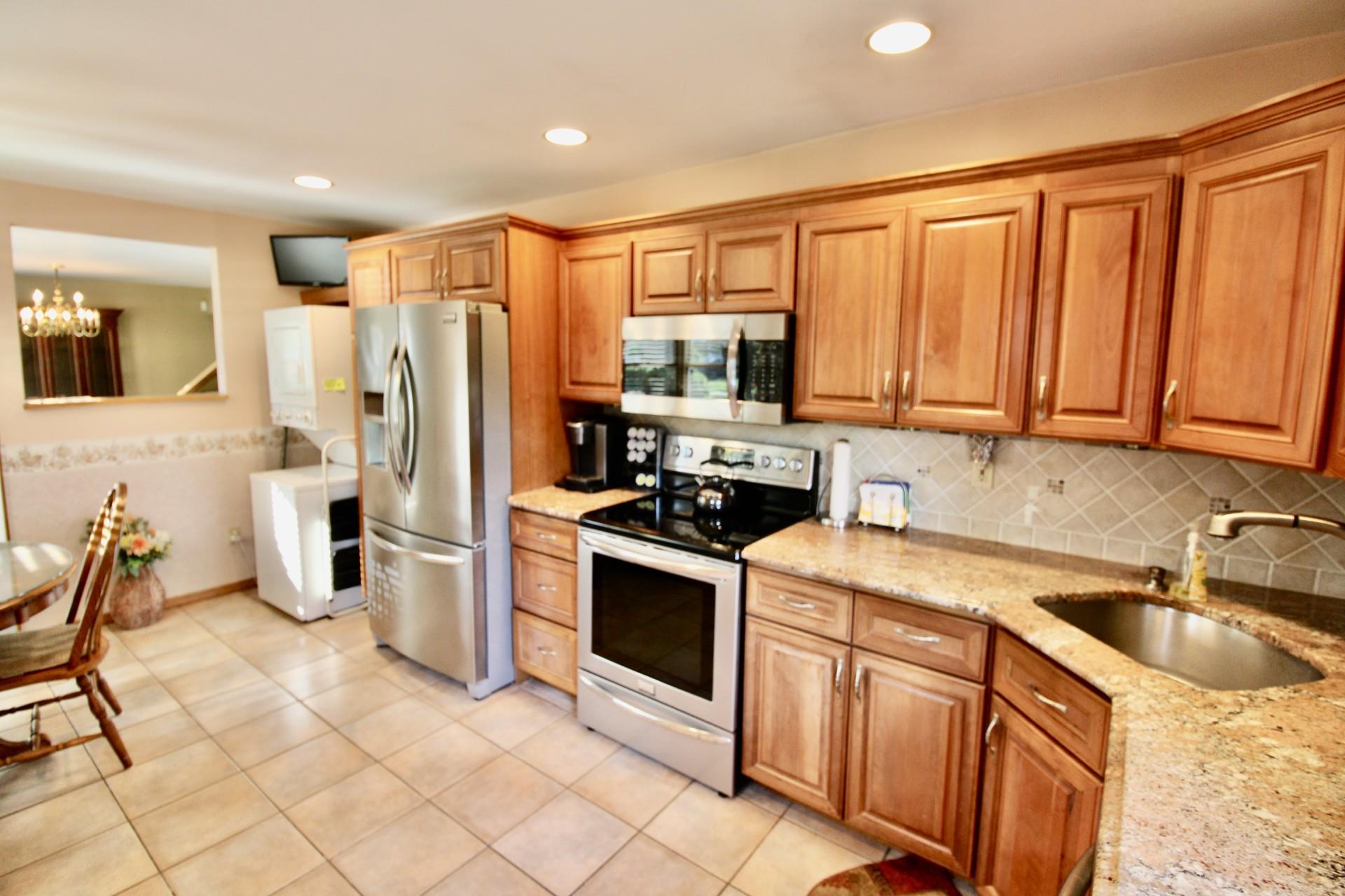 33 Farm Ln, Levittown, New York image 2