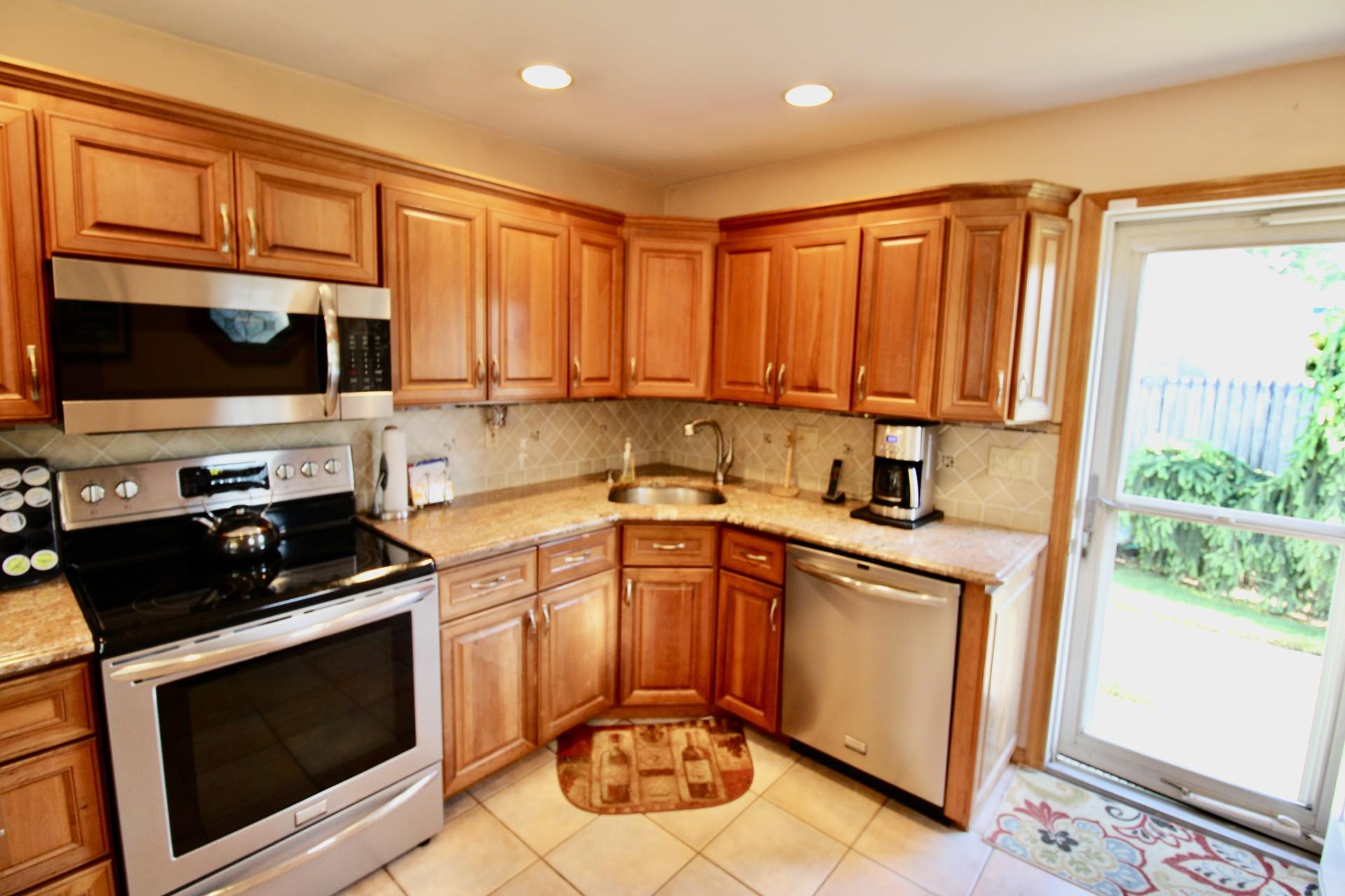 33 Farm Ln, Levittown, New York image 3