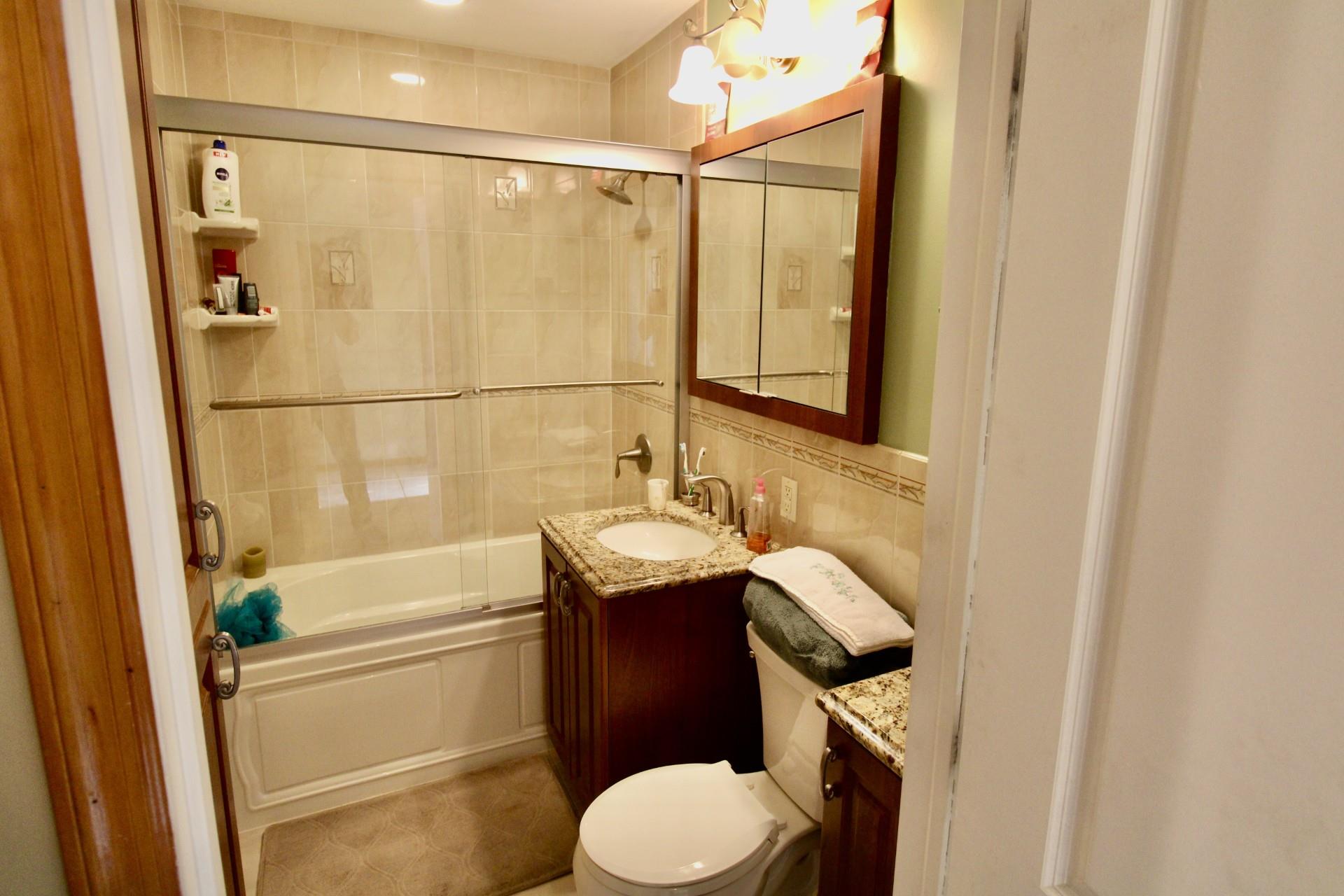 33 Farm Ln, Levittown, New York image 4