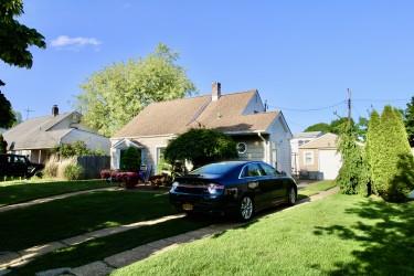 33 Farm Ln, Levittown, New York image 1
