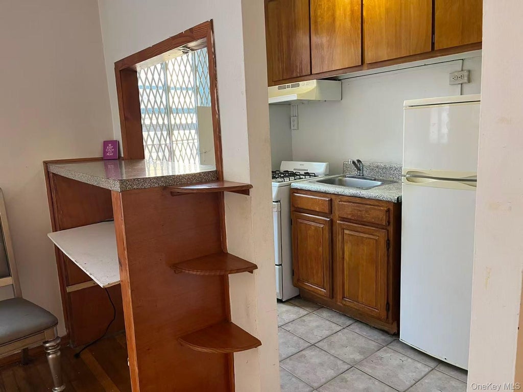 Photo of 1332 Metropolitan Avenue #6A, Bronx, NY 10462 (MLS # 1024370)
