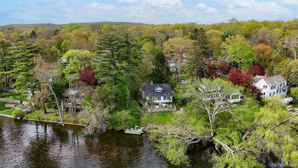 Photo of 8 Hoyt Street, South Salem, NY 10590 (MLS # 992940)