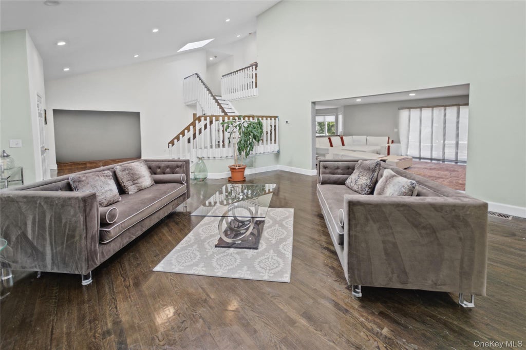 Photo of 17 Scenic View Court W, Dix Hills, NY 11746 (MLS # 1060650)
