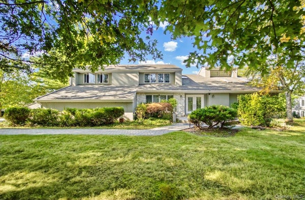 17 SCENIC VIEW CT W, DIX HILLS, NY 11746 - Image e6b846758bb16c4dba4dab0dfd93eefb/4184361186