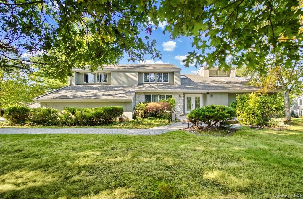 Photo of 17 Scenic View Court W, Dix Hills, NY 11746 (MLS # 1060650)