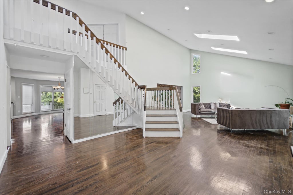 Photo of 17 Scenic View Court W, Dix Hills, NY 11746 (MLS # 1060650)