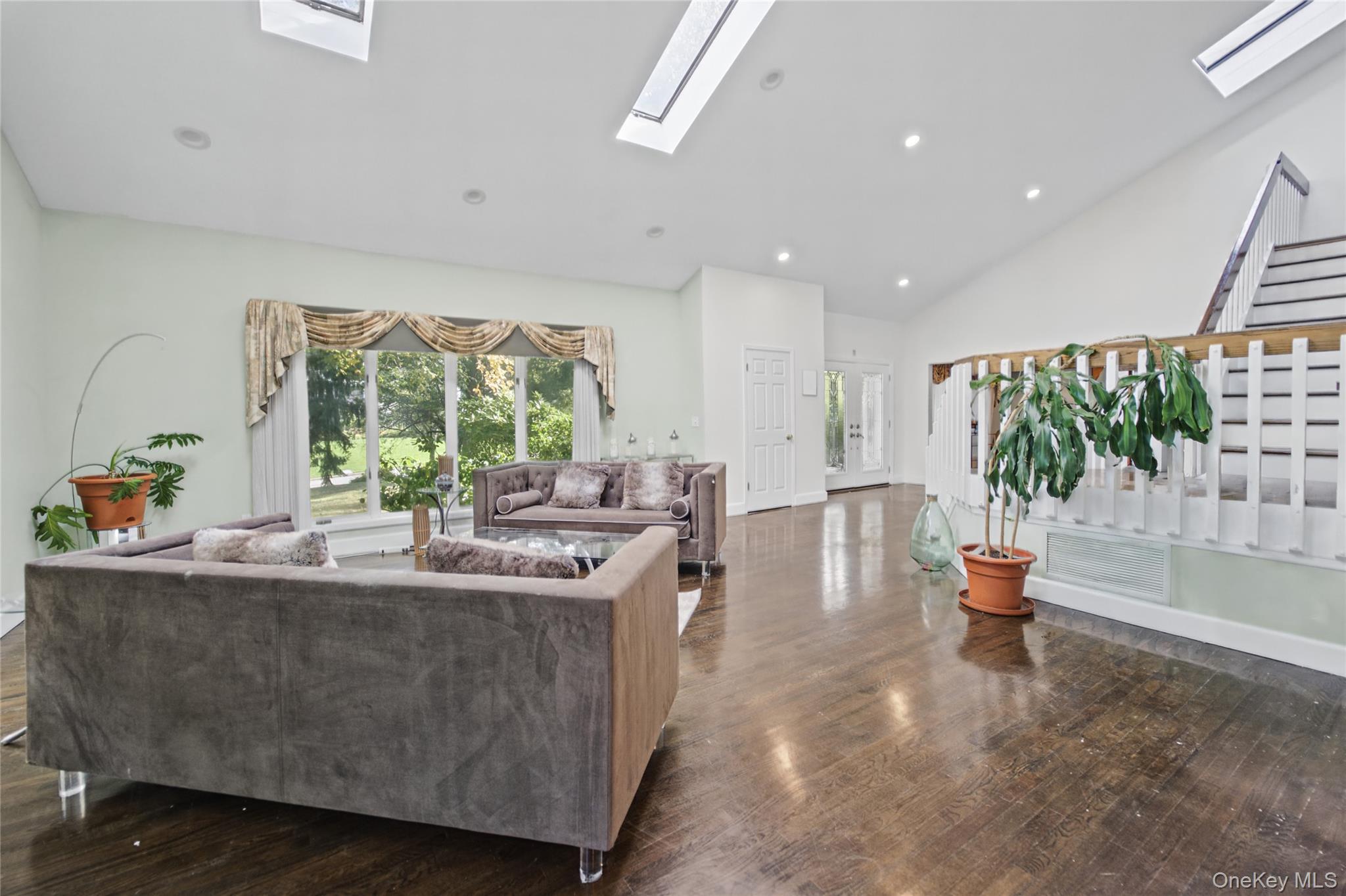 17 Scenic View Court W