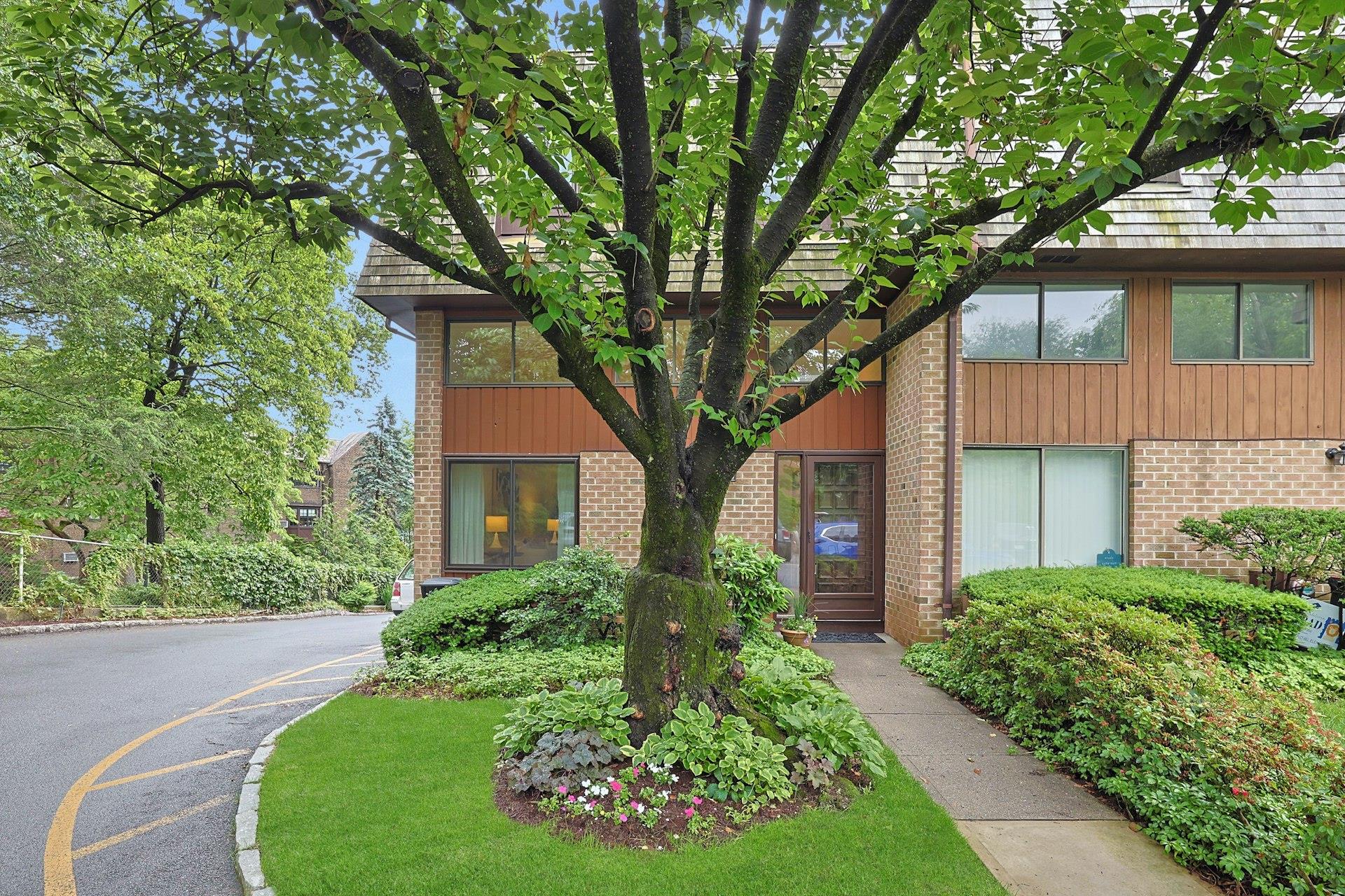 Property for Sale at The Hamlet, Pelham, New York - Bedrooms: 3 
Bathrooms: 3 
Rooms: 7  - $997,000