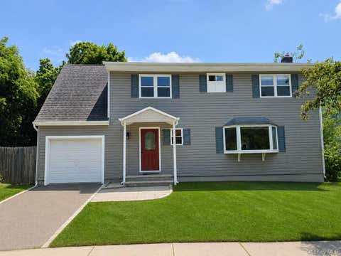Homes For Sale - 6 Chalden Court<br/> Huntington Station, NY 11746