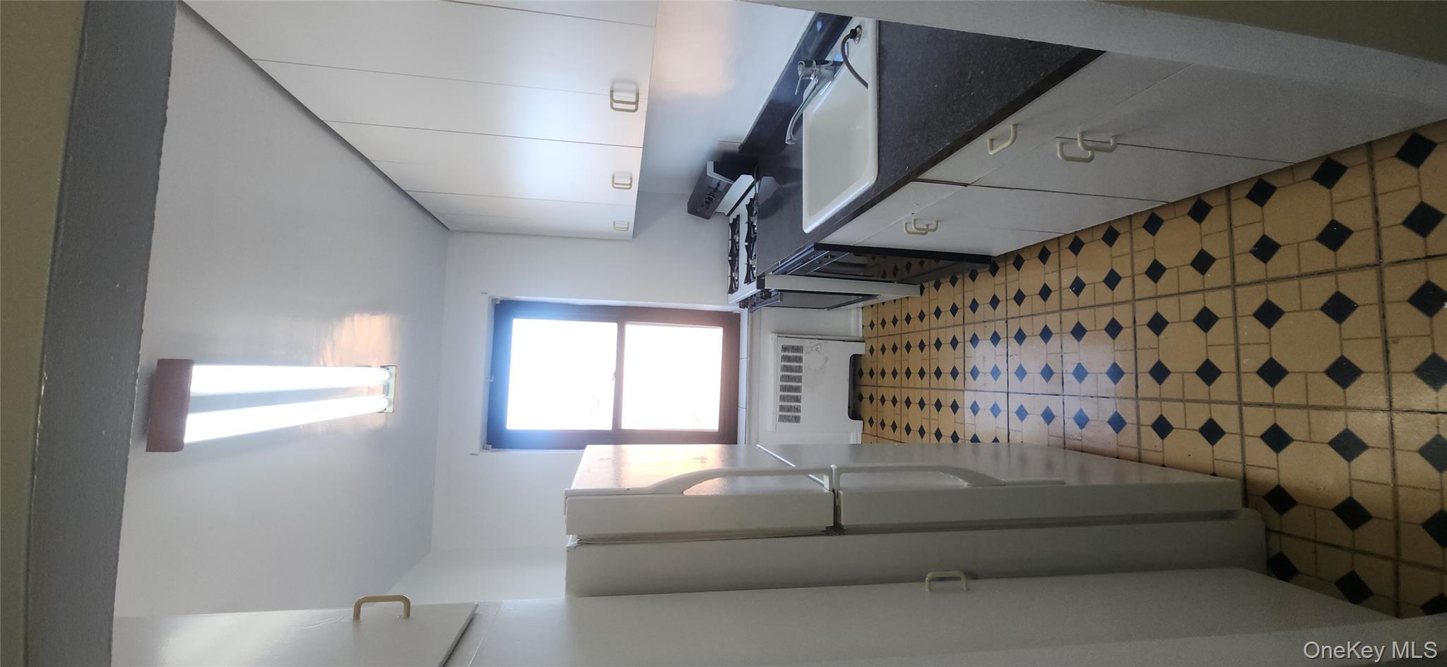 90-09 Northern Boulevard 605