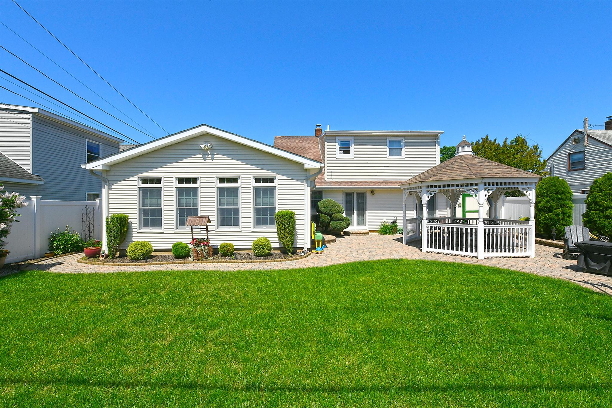 57 Carnation Rd Rd, Levittown, New York image 32
