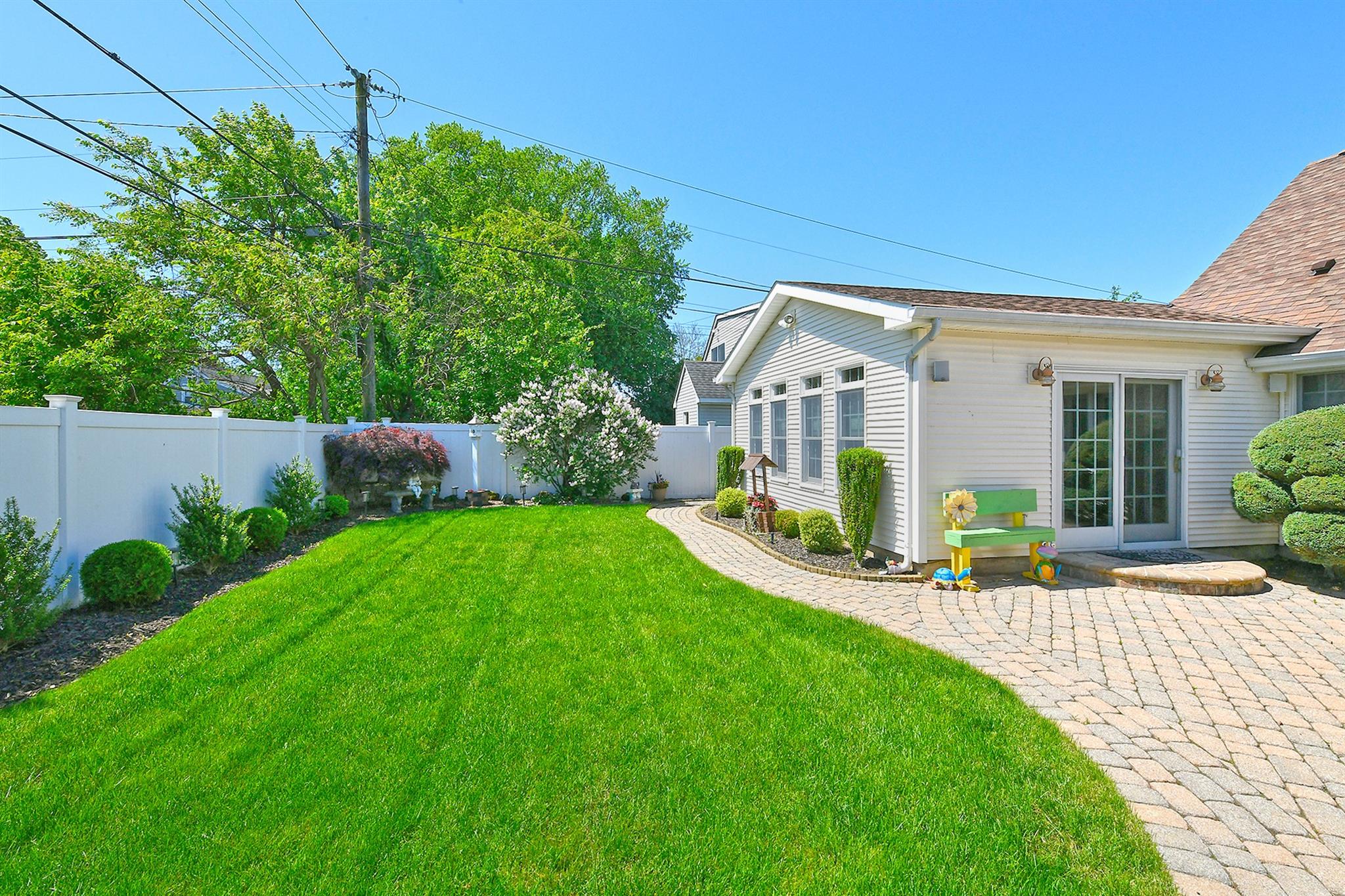 57 Carnation Rd Rd, Levittown, New York image 31