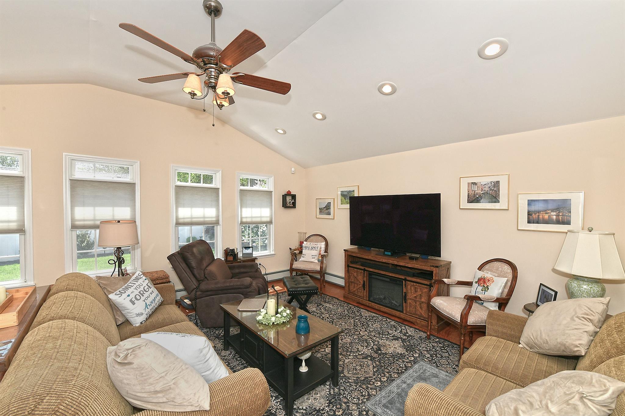 57 Carnation Rd Rd, Levittown, New York image 21