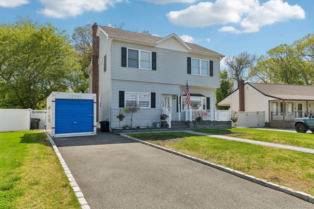 Photo of 958 Alan Drive, Wantagh, NY 11793 (MLS # 996139)
